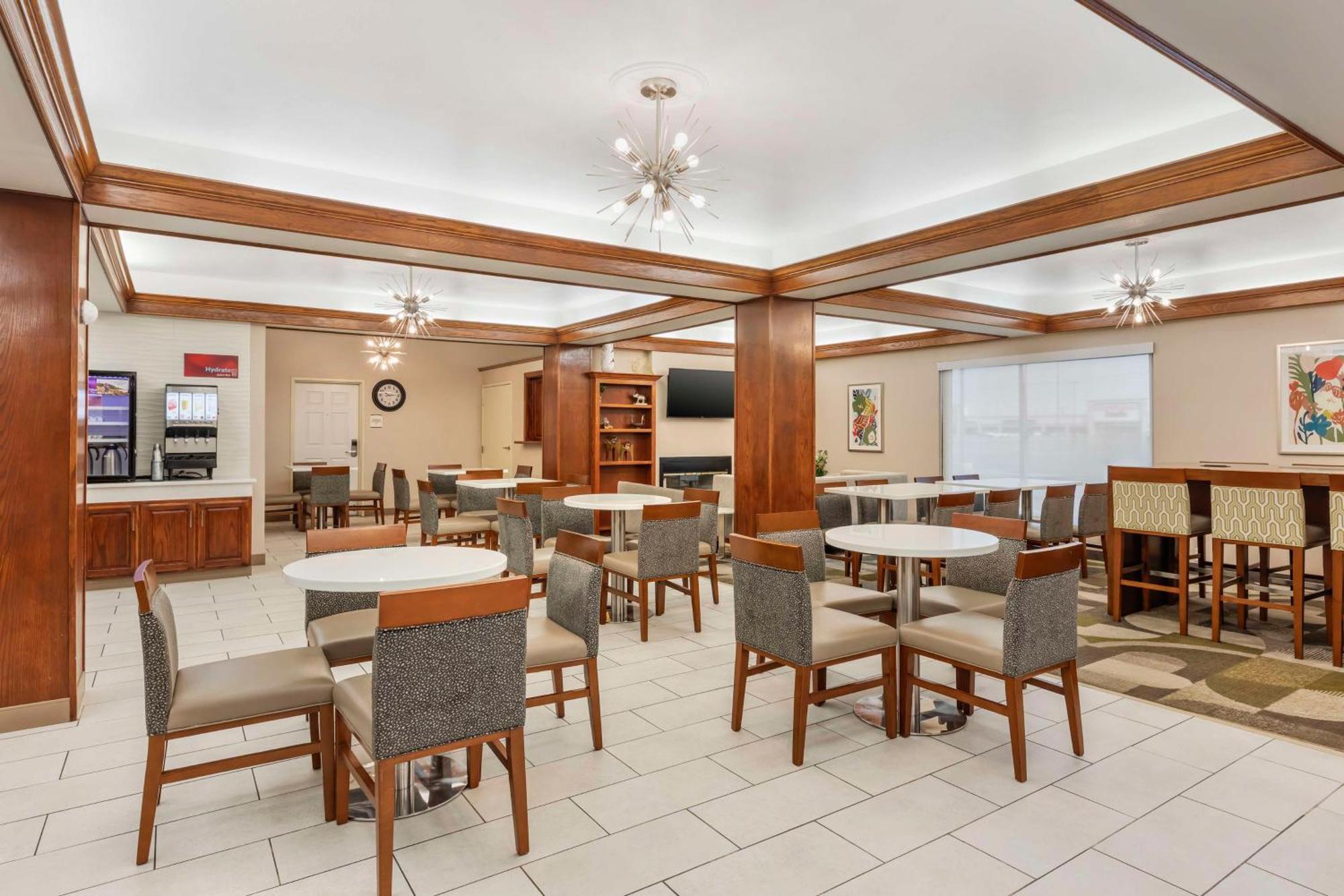 Best Western Plus Riata 브라운우드 외부 사진